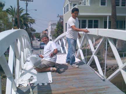 Rodrigo Santos and his crew painting the Linnie Court bridge over Eastern Canal today, 8/12/2009.
